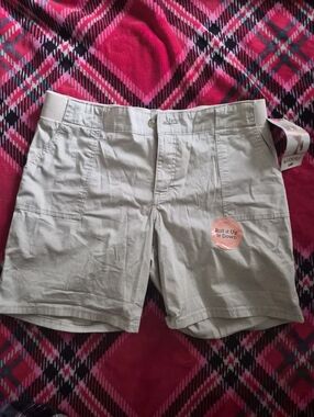 Lee Tan Mid-Rise Short with Patch Pockets